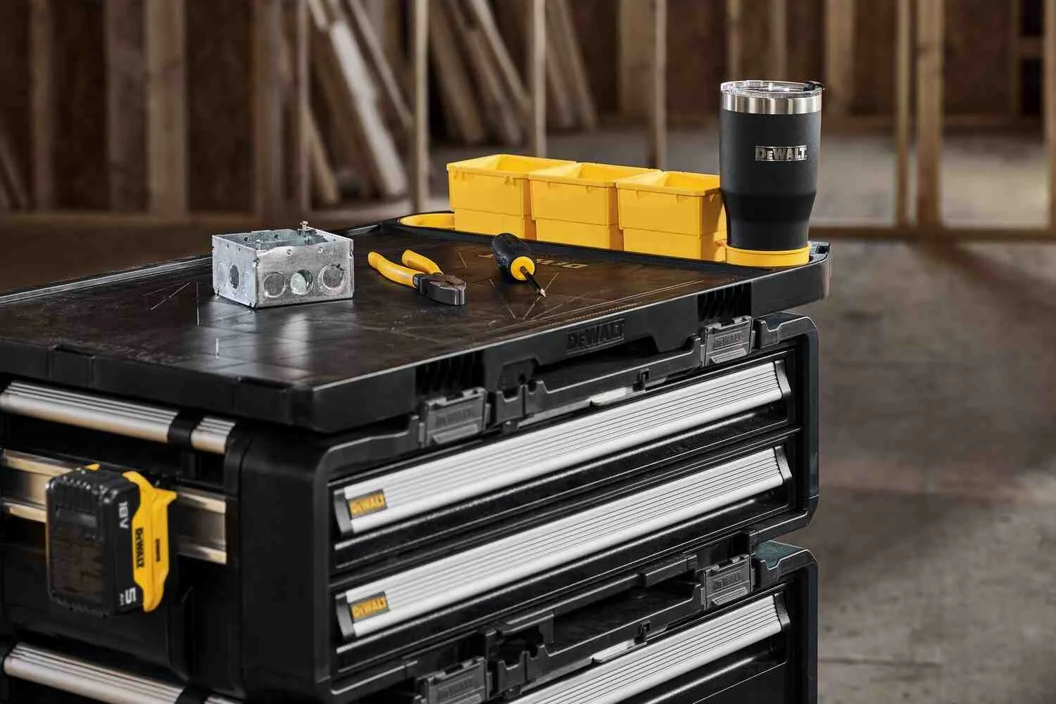 Рабочая станция 5 в 1 (комплект ящиков на тележке) TOUGHSYSTEM 2.0 DXL DeWALT DWST60510-1
