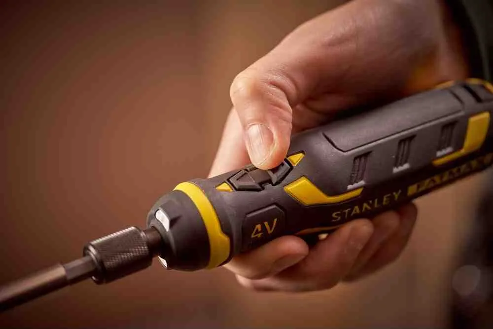Аккумуляторная отвертка - набор Power-Assist, 4В, 1.5 Ач STANLEY FMHT66719-0