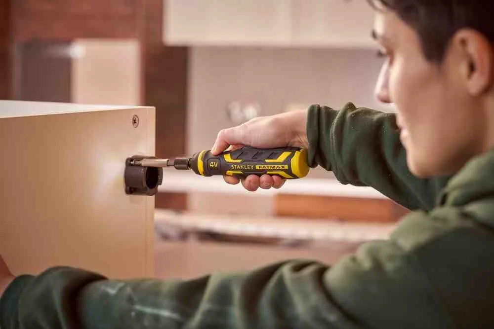 Аккумуляторная отвертка - набор Power-Assist, 4В, 1.5 Ач STANLEY FMHT66719-0