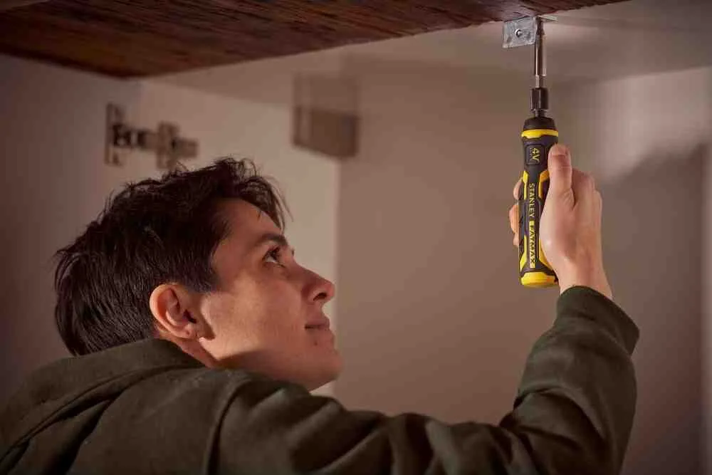 Аккумуляторная отвертка - набор Power-Assist, 4В, 1.5 Ач STANLEY FMHT66719-0