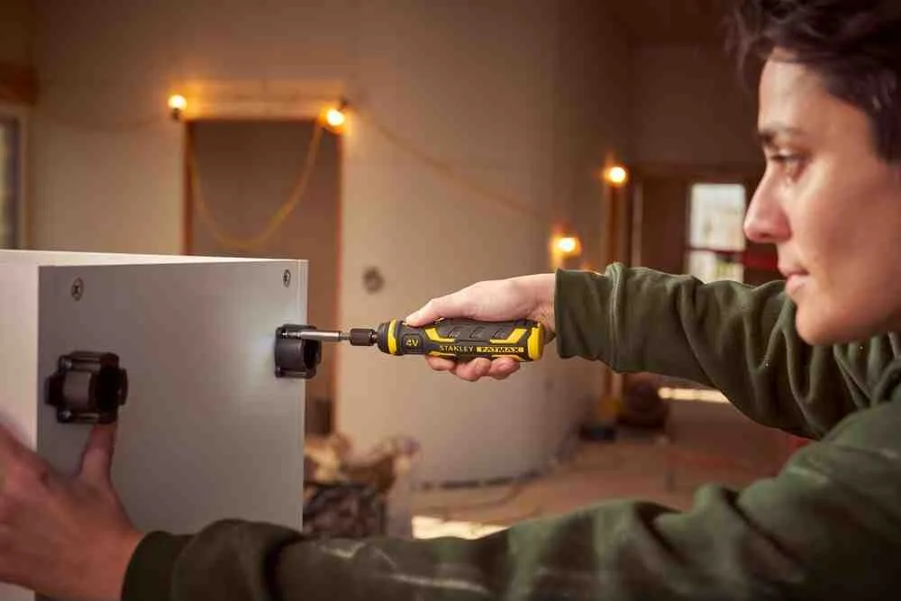 Аккумуляторная отвертка - набор Power-Assist, 4В, 1.5 Ач STANLEY FMHT66719-0