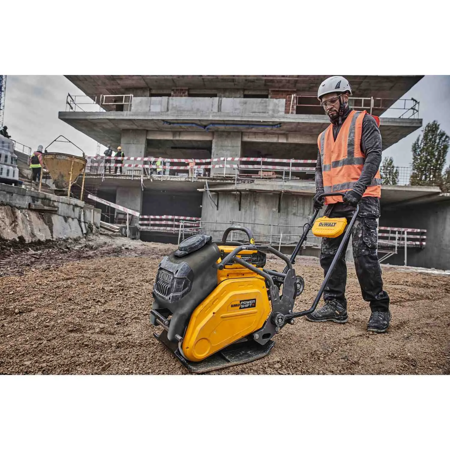 Аккумуляторная вибрационная плита прямого хода POWERSHIFT DeWALT DCPS7154N.