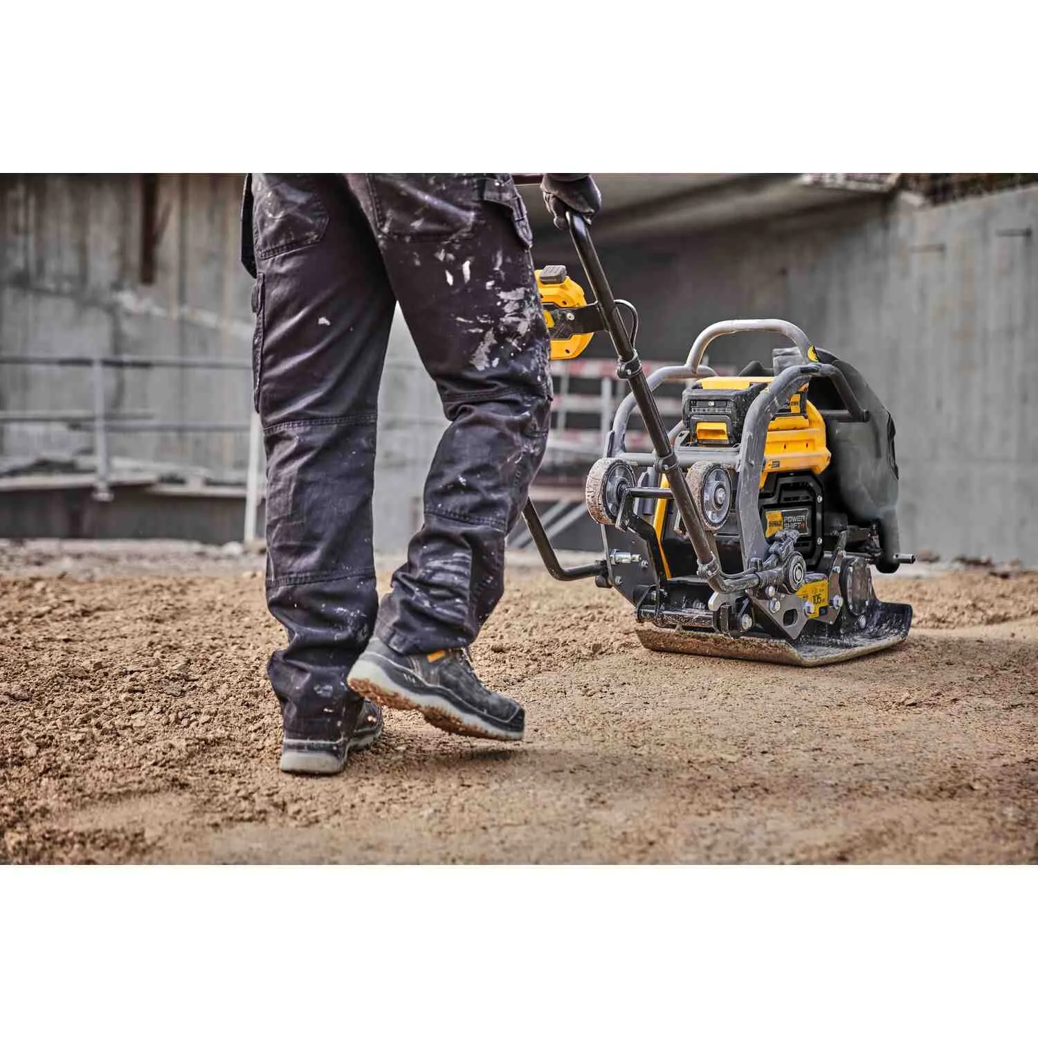 Аккумуляторная вибрационная плита прямого хода POWERSHIFT DeWALT DCPS7154N.