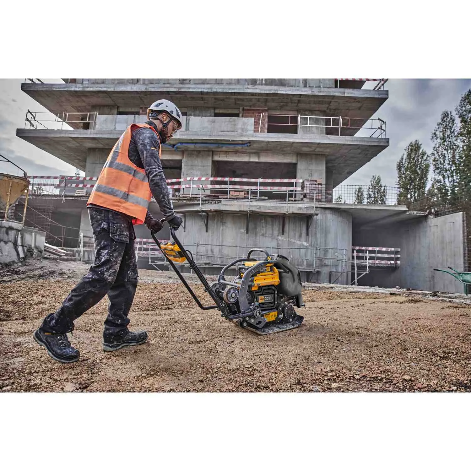 Аккумуляторная вибрационная плита прямого хода POWERSHIFT DeWALT DCPS7154N.