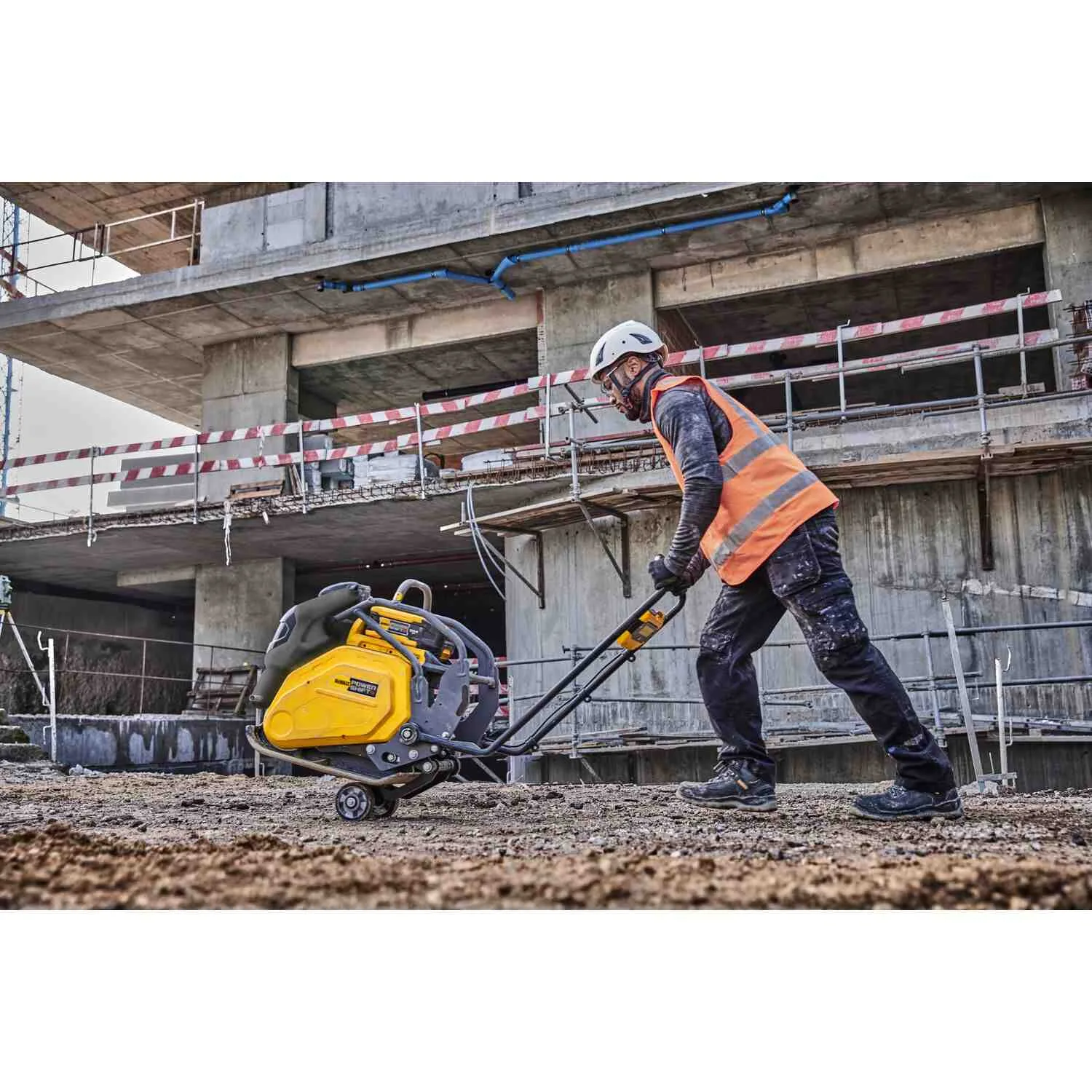 Аккумуляторная вибрационная плита прямого хода POWERSHIFT DeWALT DCPS7154N.