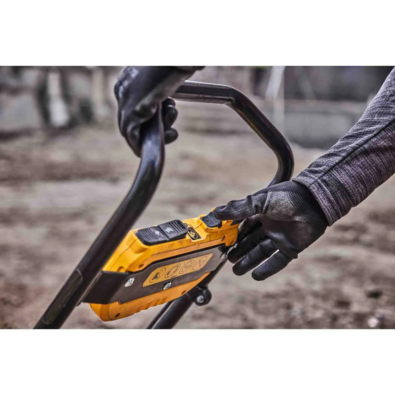 Аккумуляторная вибрационная плита прямого хода POWERSHIFT DeWALT DCPS7154N.