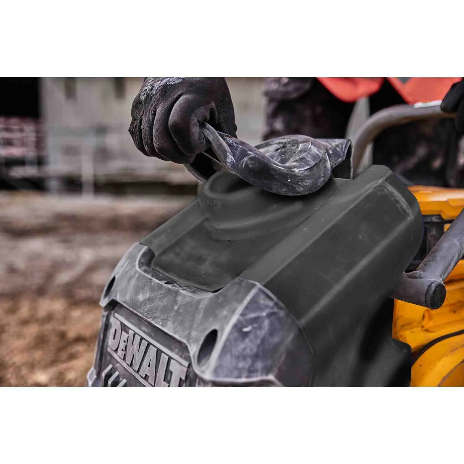 Аккумуляторная вибрационная плита прямого хода POWERSHIFT DeWALT DCPS7154N.
