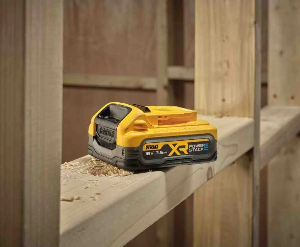 Аккумуляторная батарея PowerStack DeWALT DCBP318