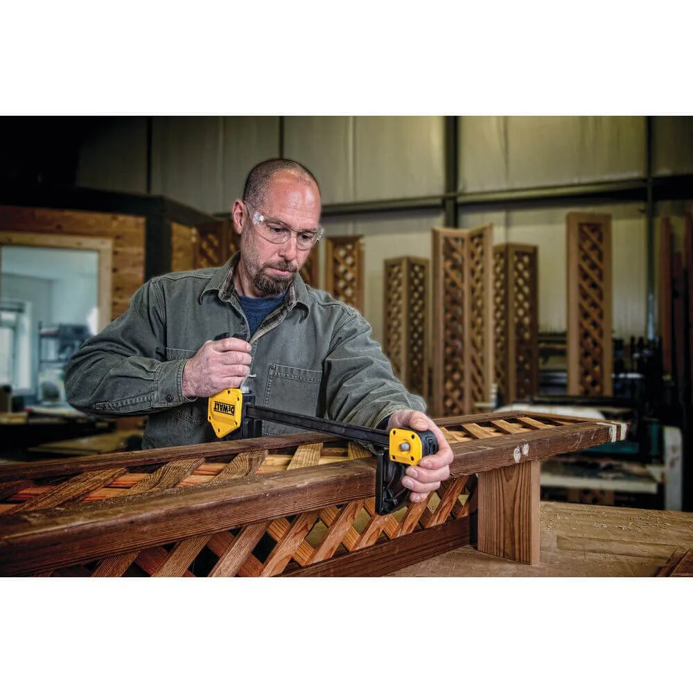 Струбцина XL DeWALT DWHT0-83186 с максимальным усилием сжатия 270 кг.