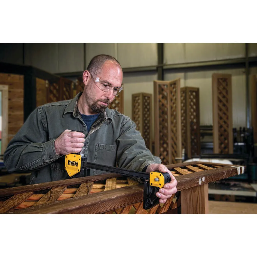 Струбцина XL DeWALT DWHT0-83186 с максимальным усилием сжатия 270 кг.
