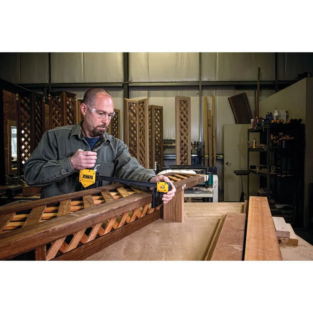 Струбцина XL DeWALT DWHT0-83186 с максимальным усилием сжатия 270 кг.