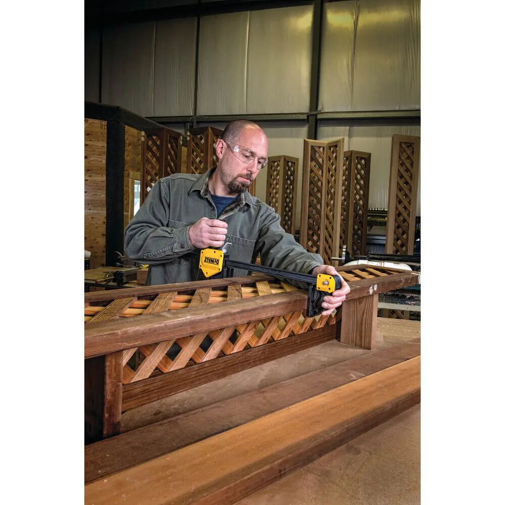 Струбцина XL DeWALT DWHT0-83186 с максимальным усилием сжатия 270 кг.