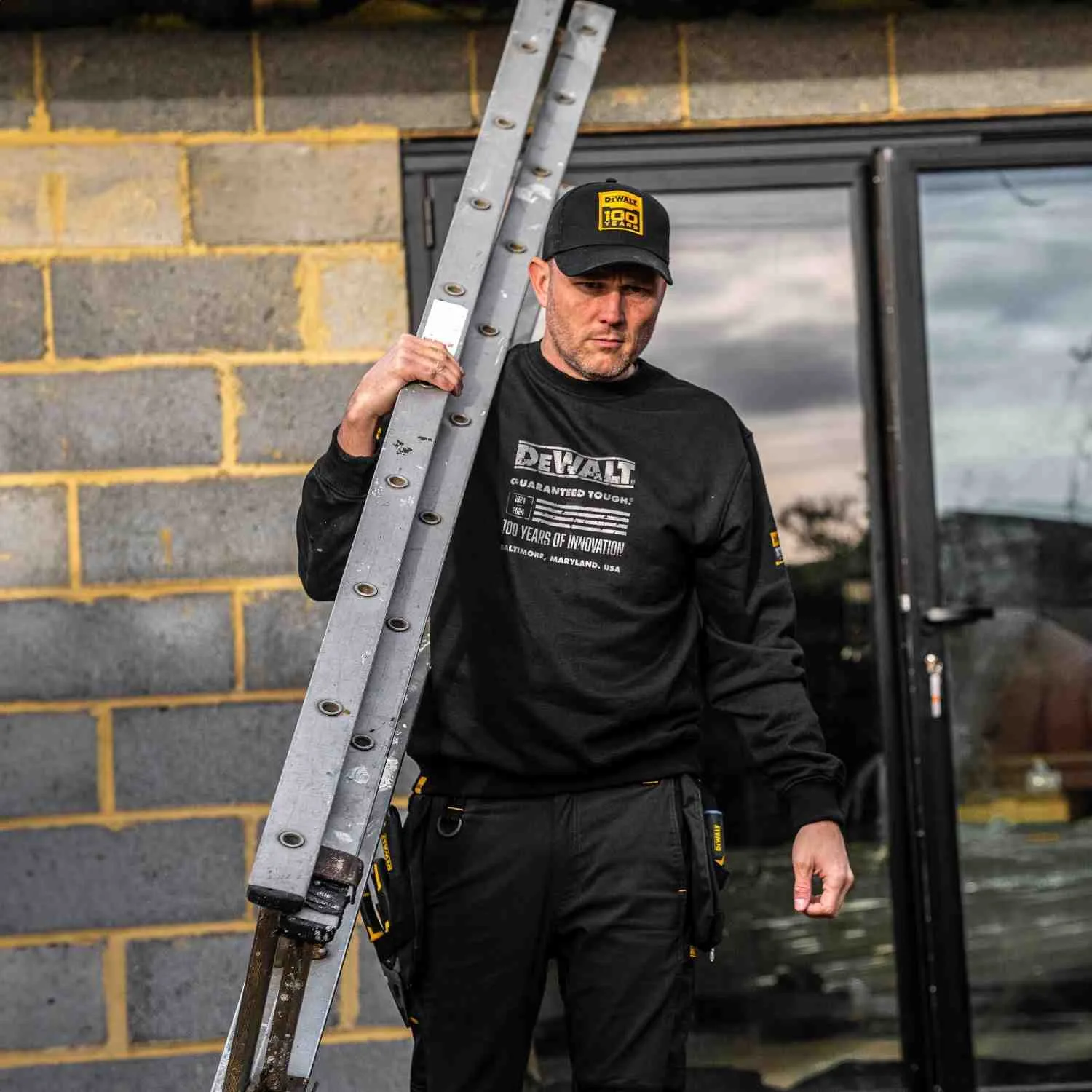 Свитшот с логотипом DeWALT DWC237-001-XL, размер XL.